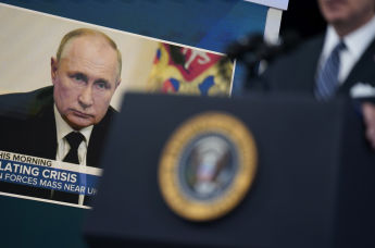 Президент Джо Байден во время выступления, на фоне фотографии президента России Владимира Путина, в Вашингтоне, 22 июня 2022 года