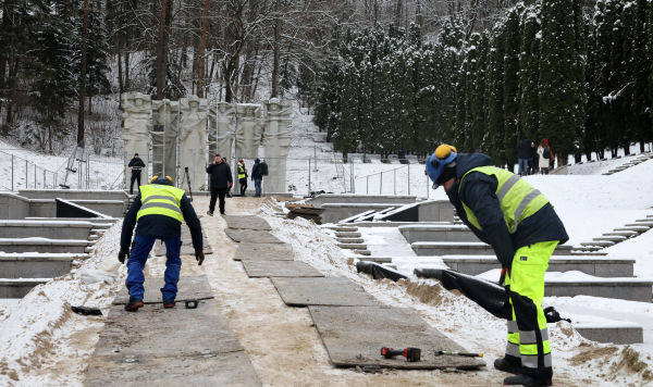Демонтаж стел мемориала советским воинам на Антакальнисском кладбище, Литва, 7 декабря 2022