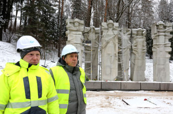 Демонтаж стел мемориала советским воинам на Антакальнисском кладбище, Литва, 7 декабря 2022