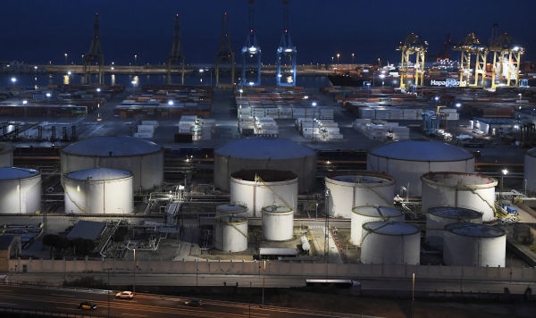 Терминал сжиженного природного газа (СПГ) в порту Барселоны, Испания Терминал сжиженного природного газа (СПГ) в порту Барселоны, Испания
