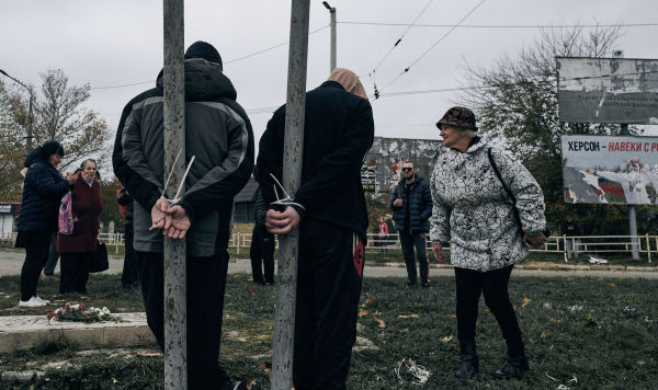 Местные жители привязанные к столбам в Херсоне, 13 ноября 2022 года Местные жители привязанные к столбам в Херсоне, 13 ноября 2022 года