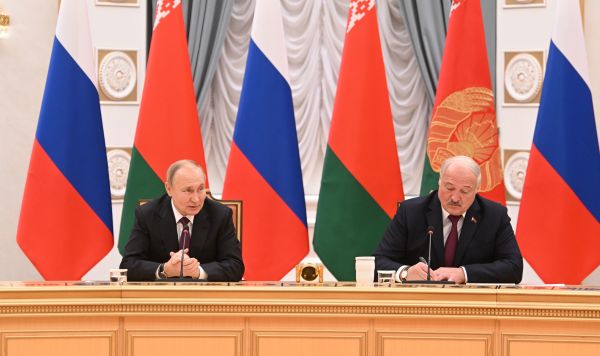 Президент РФ Владимир Путин и президент Белоруссии Александр Лукашенко во время встречи в Минске в расширенном составе, 19 декабря 2022 Президент РФ Владимир Путин и президент Белоруссии Александр Лукашенко во время встречи в Минске в расширенном составе, 19 декабря 2022