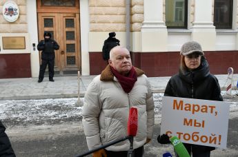 Генеральный директор медиагруппы "Россия сегодня" Дмитрий Киселев и член комитета Государственной Думы РФ по международным делам Мария Бутина на акции в поддержку задержанного в Риге шеф-редактора Sputnik Литва Марата Касема