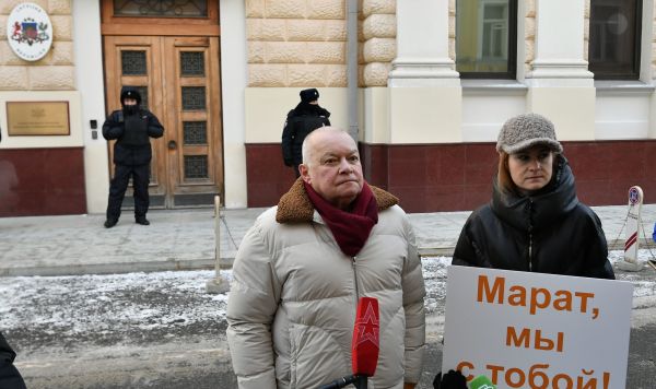 Генеральный директор медиагруппы "Россия сегодня" Дмитрий Киселев и член комитета Государственной Думы РФ по международным делам Мария Бутина на акции в поддержку задержанного в Риге шеф-редактора Sputnik Литва Марата Касема Генеральный директор медиагруппы "Россия сегодня" Дмитрий Киселев и член комитета Государственной Думы РФ по международным делам Мария Бутина на акции в поддержку задержанного в Риге шеф-редактора Sputnik Литва Марата Касема