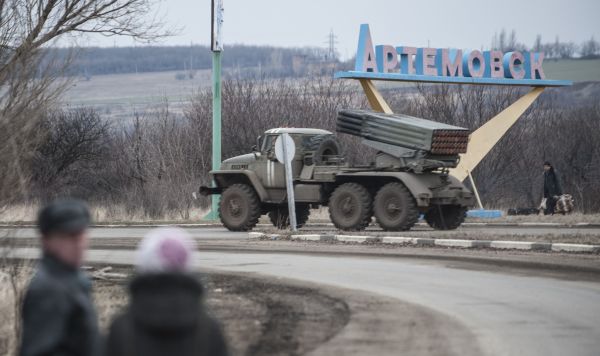 Надпись "Артемовск" на въезде в город Артемовск, 6 февраля 2015 года Надпись "Артемовск" на въезде в город Артемовск, 6 февраля 2015 года