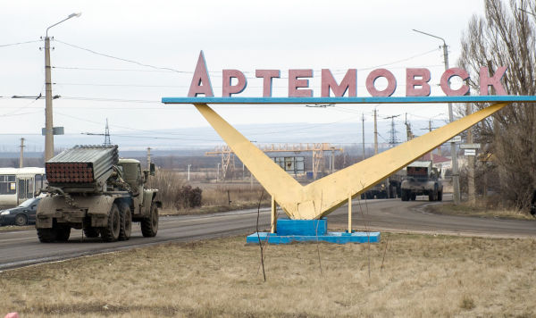 Надпись "Артемовск" на въезде в город Артемовск, 6 февраля 2015 года Надпись "Артемовск" на въезде в город Артемовск, 6 февраля 2015 года