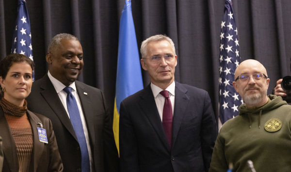 Министр обороны Украины Алексей Резников (справа), генеральный секретарь НАТО Йенс Столтенберг (2 справа), министр обороны Исландии Тордис Колбрун Р. Гильфадоттир (слева) и министр обороны США Ллойд Остин на встрече Контактной группы по обороне Украины на авиабазе Рамштайн, Германия, 20 января 2023 Министр обороны Украины Алексей Резников (справа), генеральный секретарь НАТО Йенс Столтенберг (2 справа), министр обороны Исландии Тордис Колбрун Р. Гильфадоттир (слева) и министр обороны США Ллойд Остин на встрече Контактной группы по обороне Украины на авиабазе Рамштайн, Германия, 20 января 2023