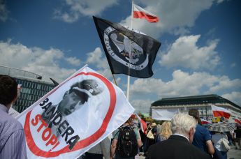 Участники во время акции памяти жертв Волынской резни в Варшаве, Польша, 9 июля 2017