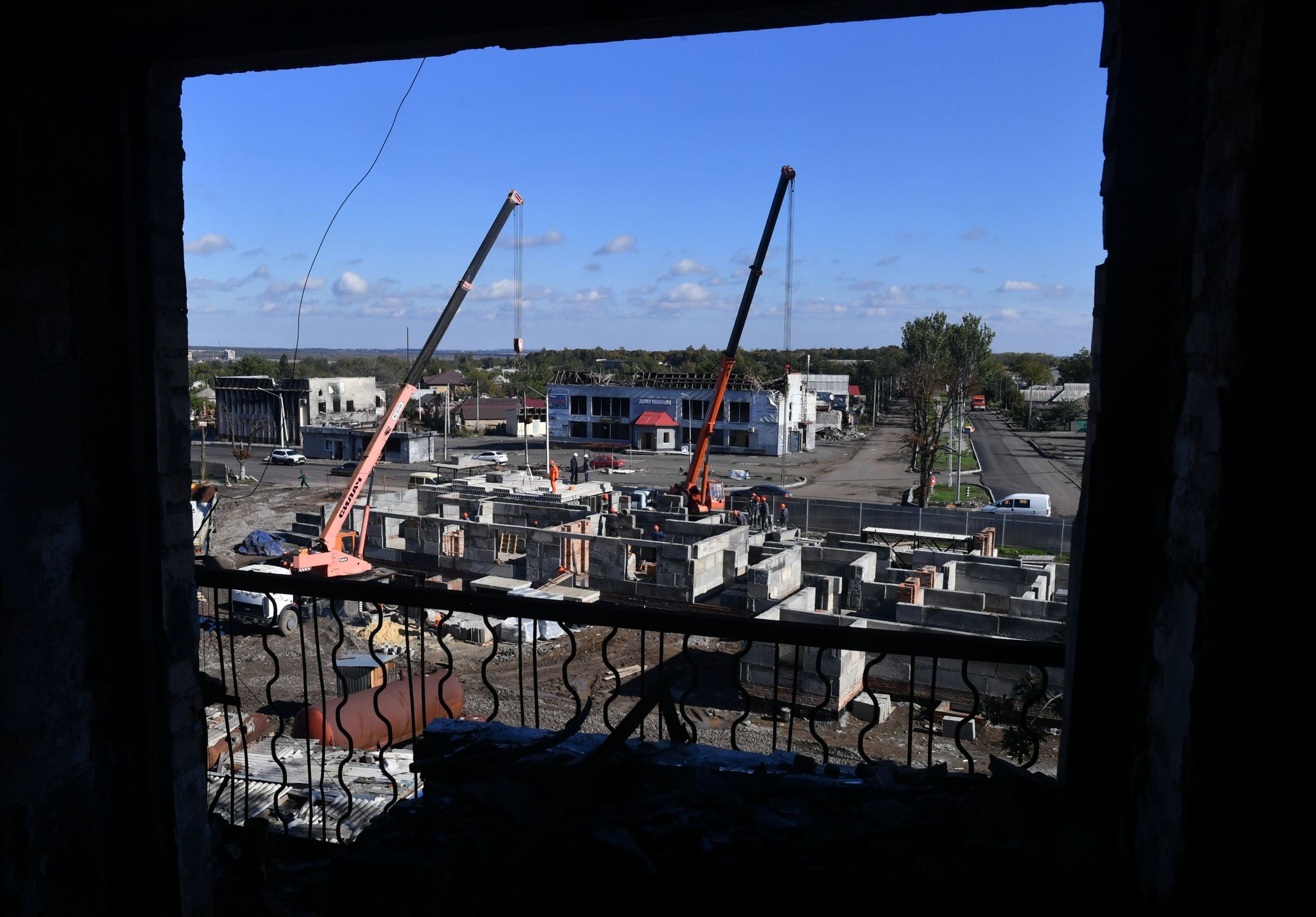 Рабочие "Трест Магнитострой" Челябинской области строят трехэтажный жилой дом на 27 квартир в городе Волновахе