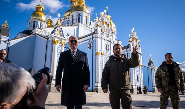Президент США Джо Байден (слева) идет рядом с президентом Украины Владимиром Зеленским перед Михайловским Златоверхим собором в Киеве, 20 февраля 2023