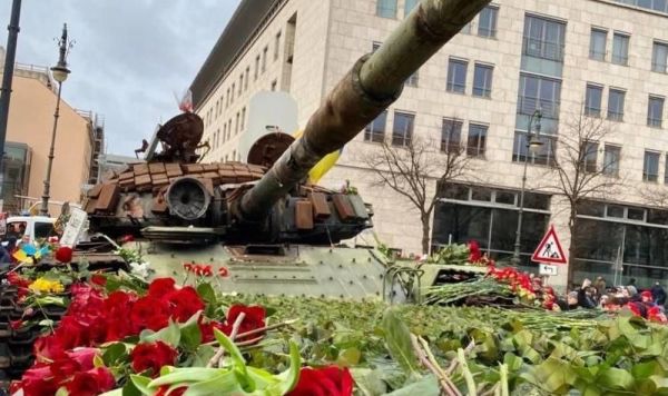 Танк, установленный напротив посольства России в Берлине, 26 февраля 2023 Танк, установленный напротив посольства России в Берлине, 26 февраля 2023