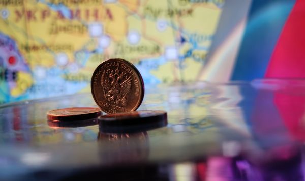 Рублевые монеты, карта и флаг России Рублевые монеты, карта и флаг России