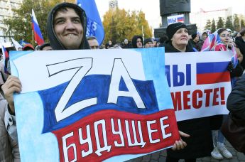 Мужчина с плакатом "За будущее"