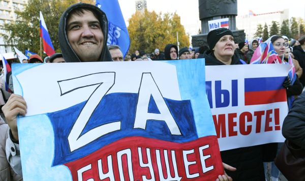 Мужчина с плакатом "За будущее"