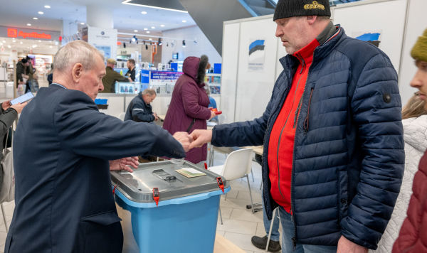 Люди голосуют на избирательном участке во время парламентских выборов в Таллинне, Эстония, 5 марта 2023 Люди голосуют на избирательном участке во время парламентских выборов в Таллинне, Эстония, 5 марта 2023