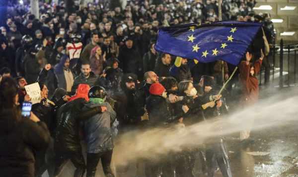 Протестующие во время демонстрации у здания парламента Грузии в Тбилиси, 8 марта 2023 года Протестующие во время демонстрации у здания парламента Грузии в Тбилиси, 8 марта 2023 года