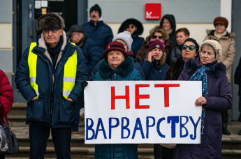 Участники митинга за сохранение памятника поэту Александру Пушкину на Ратушной площади в Риге, Латвия, 12 марта 2023