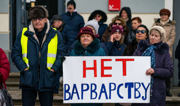 Участники митинга за сохранение памятника поэту Александру Пушкину на Ратушной площади в Риге, Латвия, 12 марта 2023