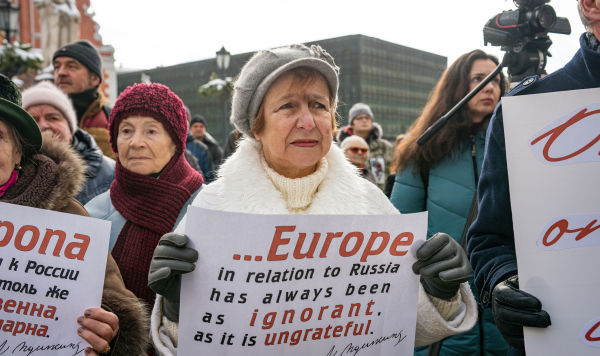 Экс-депутат Европарламента от партии "Русский союз Латвии" Татьяна Жданок во время митинга за сохранение памятника поэту Александру Пушкину на Ратушной площади в Риге, Латвия Экс-депутат Европарламента от партии "Русский союз Латвии" Татьяна Жданок во время митинга за сохранение памятника поэту Александру Пушкину на Ратушной площади в Риге, Латвия
