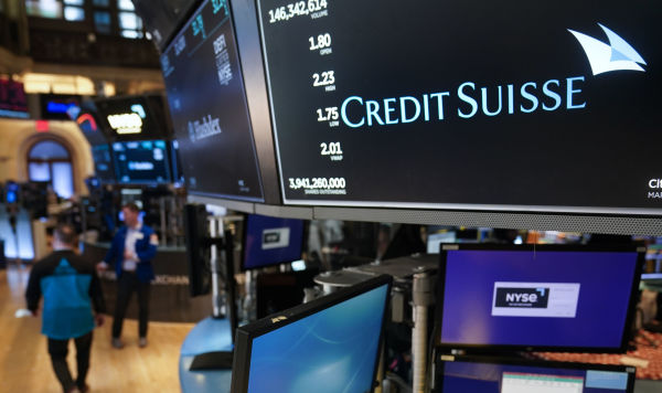 Вывеска с названием Credit Suisse на полу Нью-Йоркской фондовой биржи в Нью-Йорке Вывеска с названием Credit Suisse на полу Нью-Йоркской фондовой биржи в Нью-Йорке