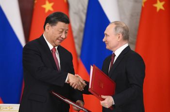 Президент РФ Владимир Путин и председатель КНР Си Цзиньпин на церемонии подписания совместных документов об углублении отношений и направлениях сотрудничества до 2030 года, 21 марта 2023