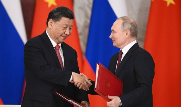 Президент РФ Владимир Путин и председатель КНР Си Цзиньпин на церемонии подписания совместных документов об углублении отношений и направлениях сотрудничества до 2030 года, 21 марта 2023