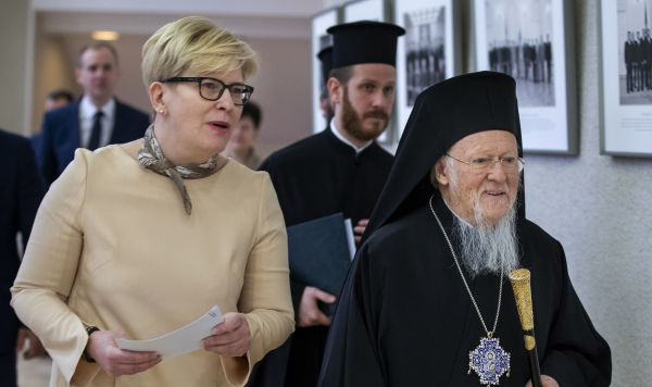 Премьер-министр Литвы Ингрида Симоните (слева) и Вселенский Константинопольский Патриарх Варфоломей I (справа)  на встрече в здании правительства в Вильнюсе, Литва, 21 марта 2023