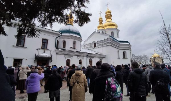 Прихожане перед службой в Киево-Печерской лавре, 29 марта 2023