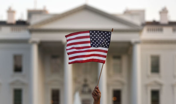 Флаг США на фоне Белого дома, Вашингтон
