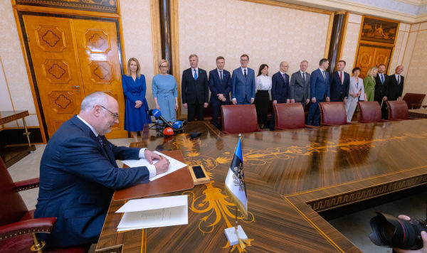 Президент Алар Карис подписывает документы по назначению 53-й состава правительства Эстонии, 17 апреля 2023 Президент Алар Карис подписывает документы по назначению 53-й состава правительства Эстонии, 17 апреля 2023