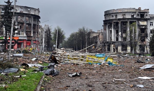 Разрушенное здание горсовета в центре Артёмовска