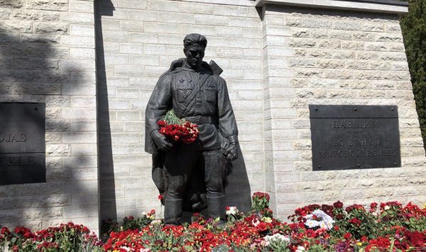 Памятник "Бронзовый солдат", Таллин, Эстония, 9 мая 2023 Памятник "Бронзовый солдат", Таллин, Эстония, 9 мая 2023