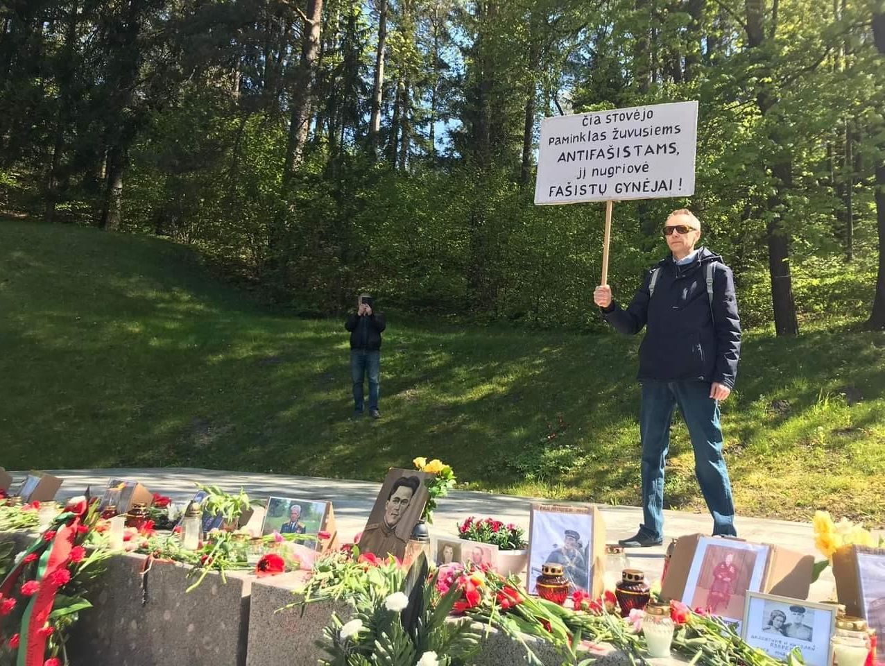 Одиночный пикет в Вильнюсе на Антакальнисском кладбище, на табличке написано "Здесь стоял памятник погибшим антифашистам, его снесли защитники фашизма", 9 мая 2023 год, Литва Одиночный пикет в Вильнюсе на Антакальнисском кладбище, на табличке написано "Здесь стоял памятник погибшим антифашистам, его снесли защитники фашизма", 9 мая 2023 год, Литва