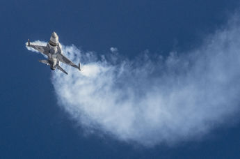 Истребитель F-16 ВВС ОАЭ на международной авиационно-космической выставке "Dubai Airshow-2015"