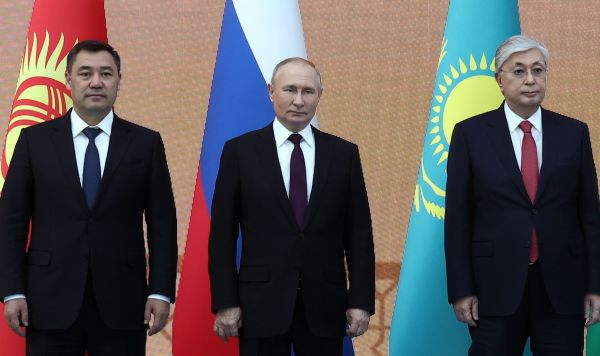 Президент Киргизии Садыр Жапаров, президент РФ Владимир Путин и президент Казахстана Касым-Жомарт Токаев во время саммита "Россия - Центральная Азия" в Астане, 14 октября 2022