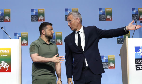 Президент Украины Владимир Зеленский и генеральный секретарь НАТО Йенс Столтенберг на саммите НАТО в Вильнюсе, 12 июля 2023