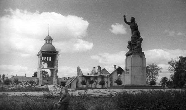 Освобождение Литвы от немецко-фашистских захватчиков. Город Рокишкис после боев. Освобождение Литвы от немецко-фашистских захватчиков. Город Рокишкис после боев.