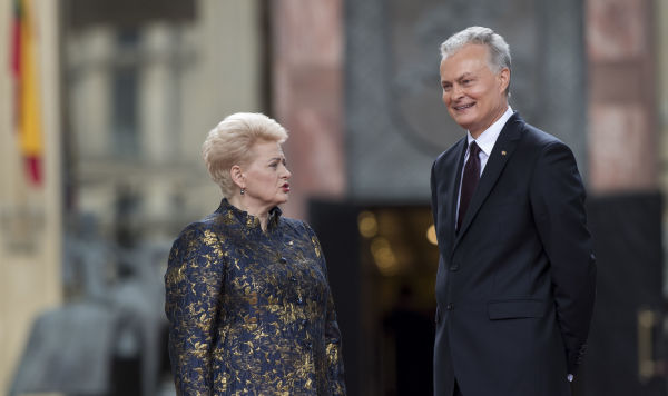 Президент Литвы Гитанас Науседа и бывший президент Литвы Даля Грибаускайте на церемонии инаугурации в Вильнюсе, 12 июля 2019 года Президент Литвы Гитанас Науседа и бывший президент Литвы Даля Грибаускайте на церемонии инаугурации в Вильнюсе, 12 июля 2019 года