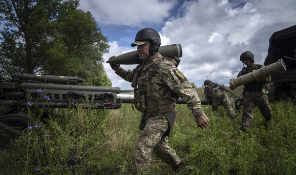 Украинский артиллерист держит 155-мм снаряд
