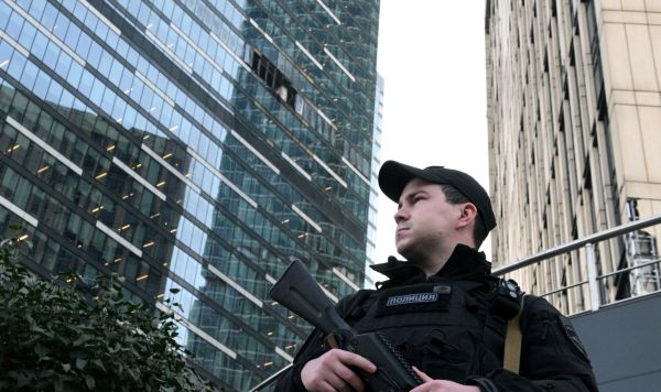 Сотрудник полиции дежурит неподалеку от башни "IQ-квартал" делового центра "Москва-сити", поврежденной в результате атаки украинских беспилотников, Москва, 1 августа 2023