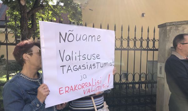 Пикет Koos за отставку премьера Каи Каллас, надпись на плакате "Требуем отставки парвительства и новые выборы", Таллин, Эстония, 7 сентября 2023 год