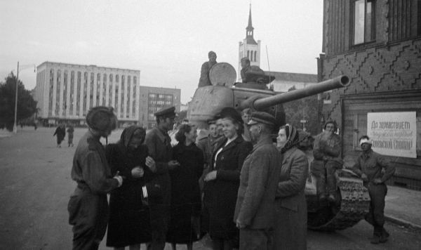 Жители беседуют с советскими танкистами, освободившими Таллин, 22 сентября 1944 года Жители беседуют с советскими танкистами, освободившими Таллин, 22 сентября 1944 года