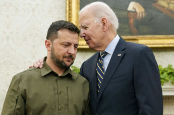 Президент Джо Байден (справа) во время встречи с президентом Украины Владимиром Зеленским (слева) в Овальном кабинете в Белом доме, Вашингтон, США, 21 сентября 2023