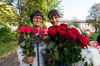 Татьяна Андриец вместе с мамой у Рижской Ильгюциемской женской тюрьмы, 4 октября 2023