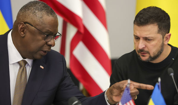 Министр обороны США Ллойд Остин (слева) беседует с президентом Украины Владимиром Зеленским во время встречи в Брюсселе, 11 октября 2023 года