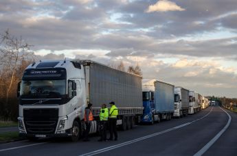 Грузовики стоят в очереди на автостраде из-за акции протеста в Дорогуске, Польша, 6 ноября 2023 года
