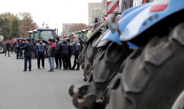 Фермеры протестуют на площади Великого национального собрания у здания правительства в центре Кишинева, Молдавия, 24 ноября 2023