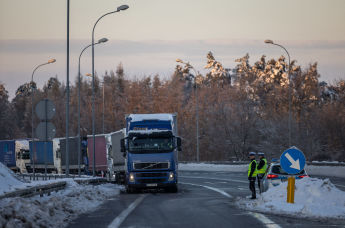 Грузовики блокируют доступ к пограничному переходу Польша-Украина в Хребенне, Польша, 4 декабря 2023 года