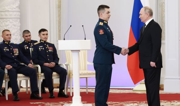 Президент РФ Владимир Путин вручил Героям России медали "Золотая Звезда"