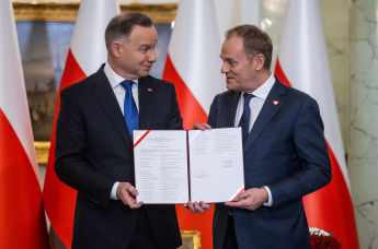 Президент Польши Анджей Дуда (слева) и премьер-министр Польши Дональд Туск (справа) во время официальной церемонии приведения к присяге в Варшаве, Польша, 13 декабря 2023